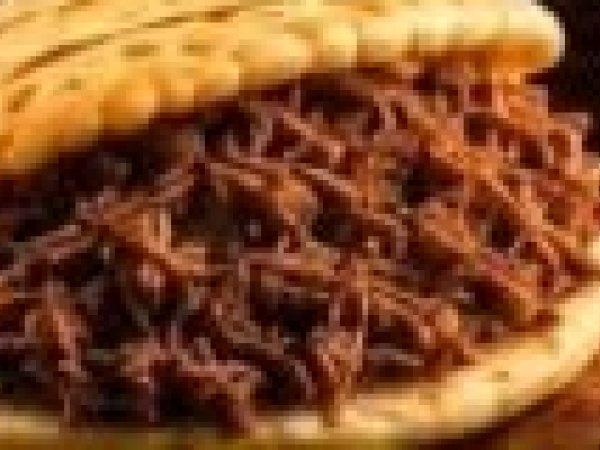 Arepa de carne mechada