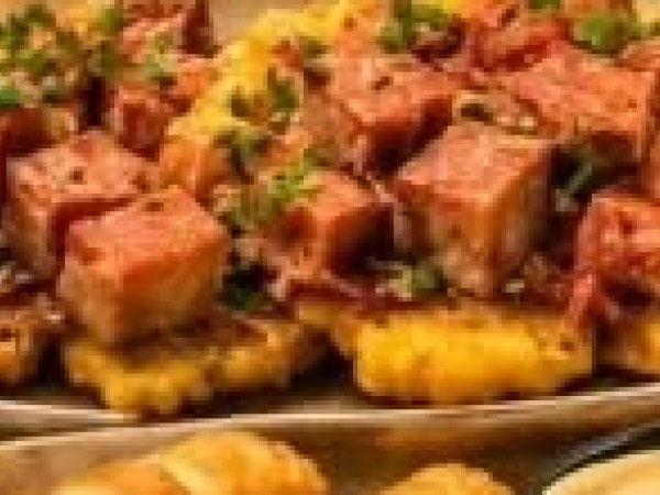 Tostones con chicharrón